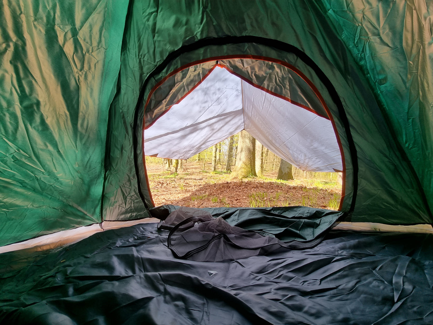 inden i telt med tarp udenfor